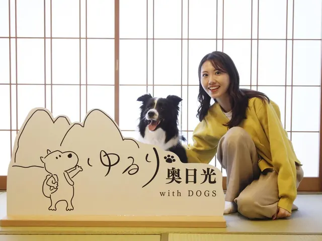 ゆるり奥日光withDOGSの看板と愛犬